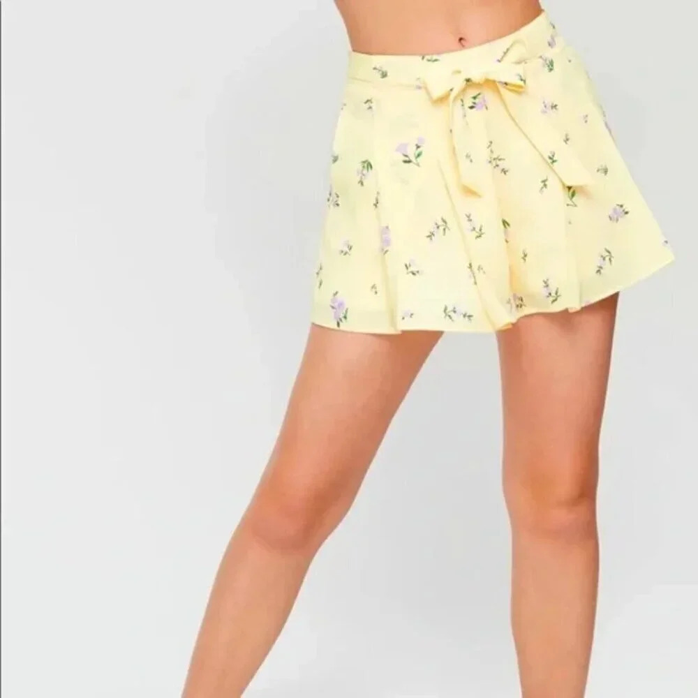 Aritzia Sunday Best Westley Pleated Short  Pastel Yellow/Orchid Size 8
